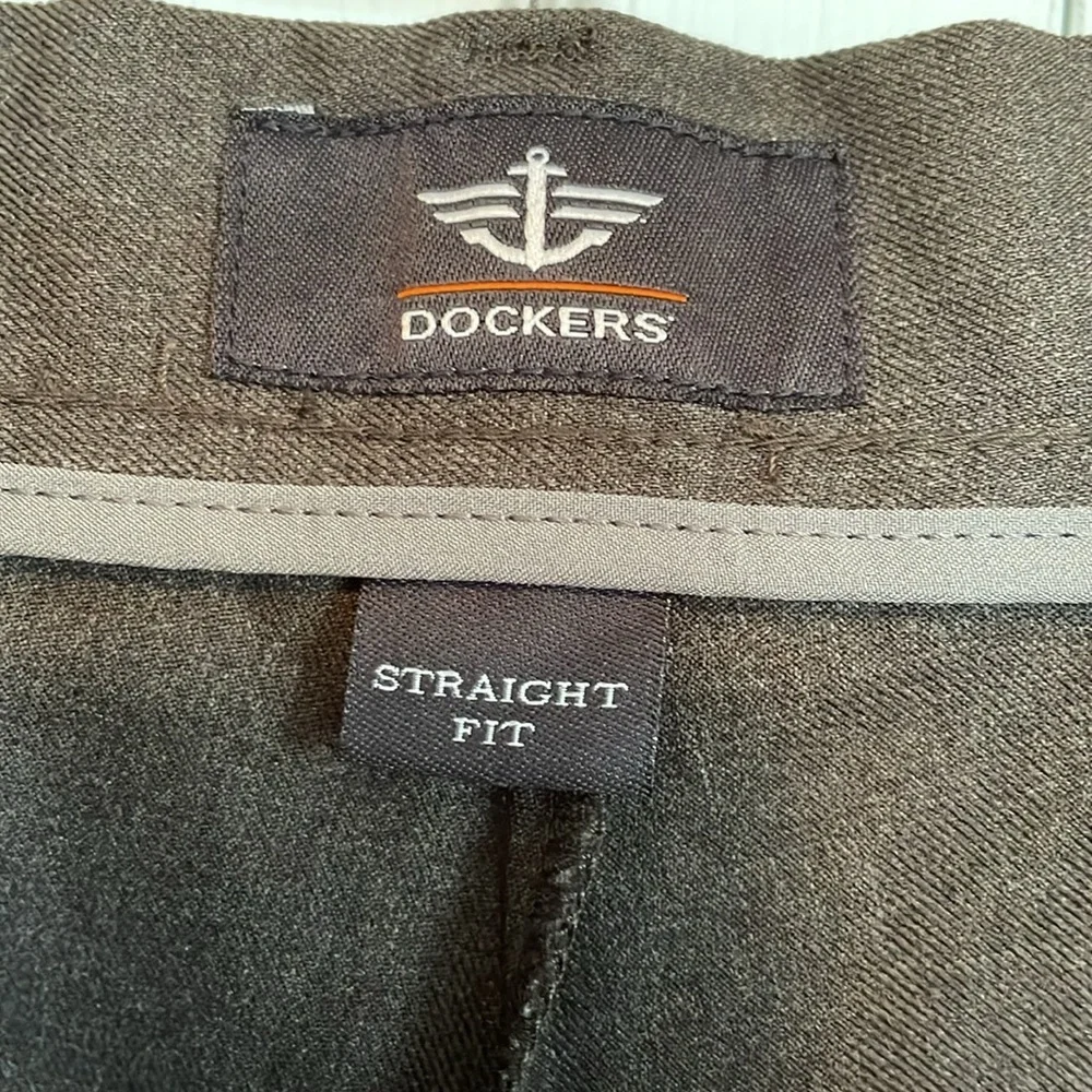 Men’s gray Dockers 42x32. Like new straight fit flat front pockets front/back